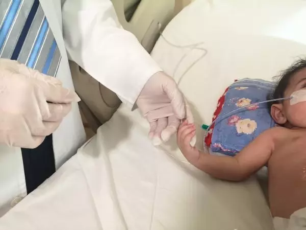 DÜNYADA 33, TÜRKİYE'DE 2'NCİ VAKA... 5 AYLIK IRAKLI BEBEĞİN KALBİNE TÜRK DOKTORDAN ZIRH... DÜNYADA 33, TÜRKİYE'DE 2'NCİ VAKA... 5 AYLIK IRAKLI BEBEĞİN KALBİNE TÜRK DOKTORDAN ZIRH...