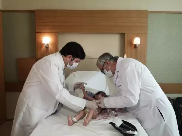 DÜNYADA 33, TÜRKİYE'DE 2'NCİ VAKA... 5 AYLIK IRAKLI BEBEĞİN KALBİNE TÜRK DOKTORDAN ZIRH... DÜNYADA 33, TÜRKİYE'DE 2'NCİ VAKA... 5 AYLIK IRAKLI BEBEĞİN KALBİNE TÜRK DOKTORDAN ZIRH...