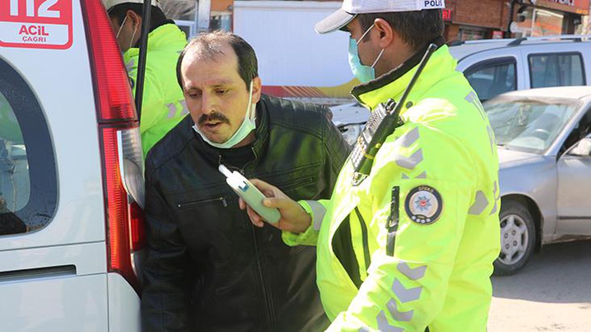 Eşini doğum için hastaneye yetiştiren telaşlı baba adayı, kaza yapınca çılgına döndü