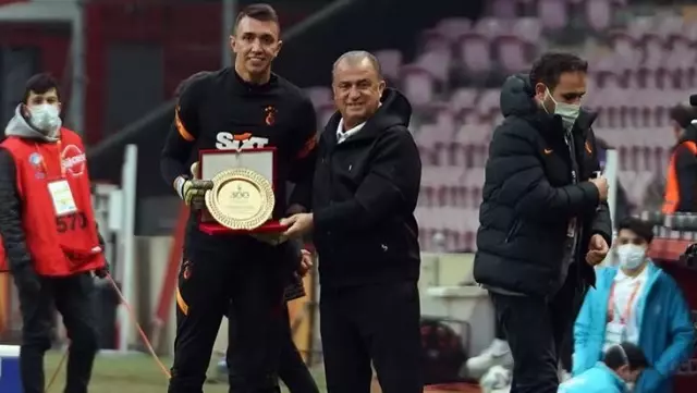 Fernando Muslera made his 300th match against Galatasaray in the league