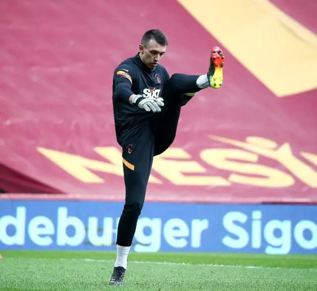 Fernando Muslera made his 300th match against Galatasaray in the league