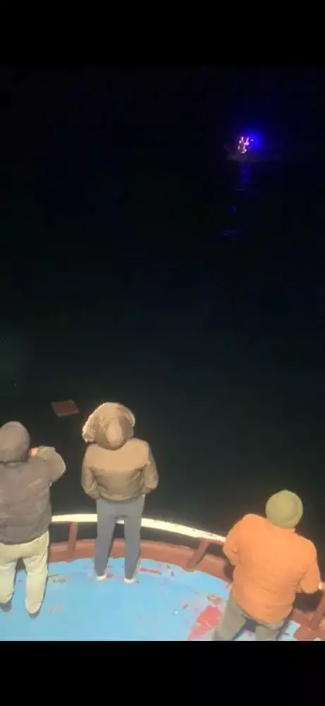 Gökçeada açıklarında alabora olan teknedeki 2 kişiyi arama çalışmalarında 7 saat geride kaldı Gökçeada açıklarında alabora olan teknedeki 2 kişiyi arama çalışmalarında 7 saat geride kaldı