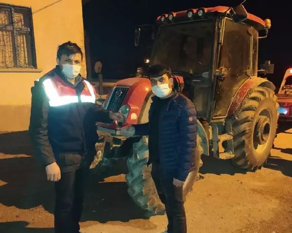 Jandarma, traktör hırsızlarını 312 saat güvenlik kamerası görüntüsü inceleyerek buldu Jandarma, traktör hırsızlarını 312 saat güvenlik kamerası görüntüsü inceleyerek buldu