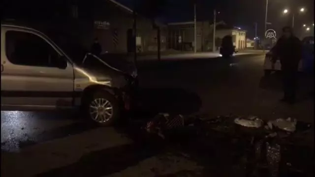 Kamyon ile çarpışan hafif ticari aracın sürücüsü yaralandı Kamyon ile çarpışan hafif ticari aracın sürücüsü yaralandı