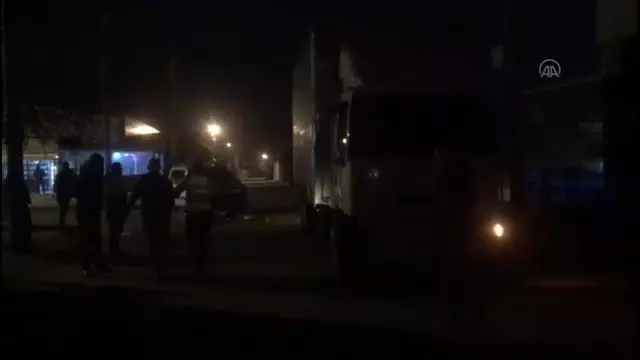 Kamyon ile çarpışan hafif ticari aracın sürücüsü yaralandı Kamyon ile çarpışan hafif ticari aracın sürücüsü yaralandı