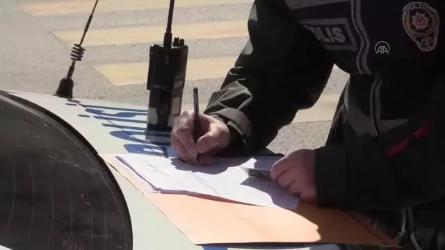 Kısıtlamaya uymayan 24 kişiye 75 bin 600 lira para cezası verildi Kısıtlamaya uymayan 24 kişiye 75 bin 600 lira para cezası verildi