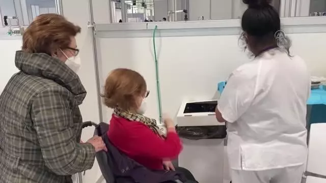 Madrid'de öğretmenlerin Kovid-19 aşılamalarına başlandı Madrid'de öğretmenlerin Kovid-19 aşılamalarına başlandı
