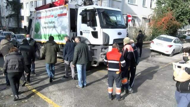 Maltepe'de çöpleri toplamaya giden İBB ekipleri ile grev yapan işçiler arasında arbede çıktı Maltepe'de çöpleri toplamaya giden İBB ekipleri ile grev yapan işçiler arasında arbede çıktı