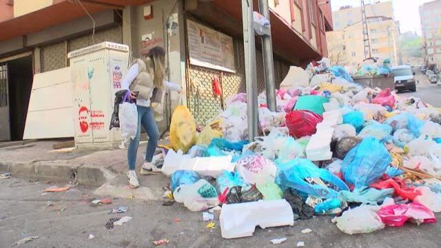 Maltepe'de çöpleri toplamaya giden İBB ekipleri ile grev yapan işçiler arasında arbede çıktı Maltepe'de çöpleri toplamaya giden İBB ekipleri ile grev yapan işçiler arasında arbede çıktı