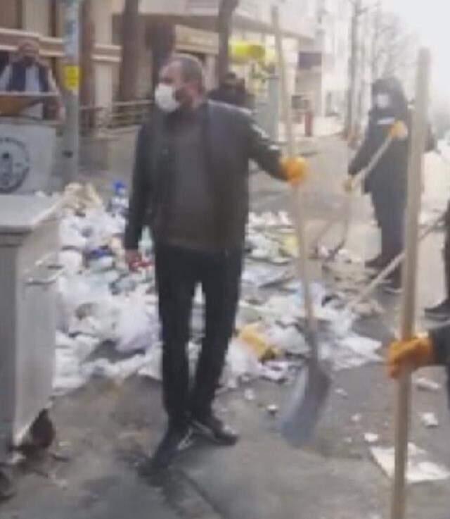 Maltepe'de çöpleri toplamaya giden İBB ekipleri ile grev yapan işçiler arasında arbede çıktı Maltepe'de çöpleri toplamaya giden İBB ekipleri ile grev yapan işçiler arasında arbede çıktı