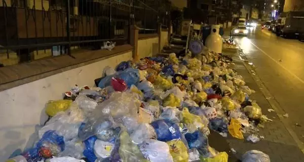 Maltepe'de işçilerin grevi devam ederken çöp yığınları artıyor Maltepe'de işçilerin grevi devam ederken çöp yığınları artıyor