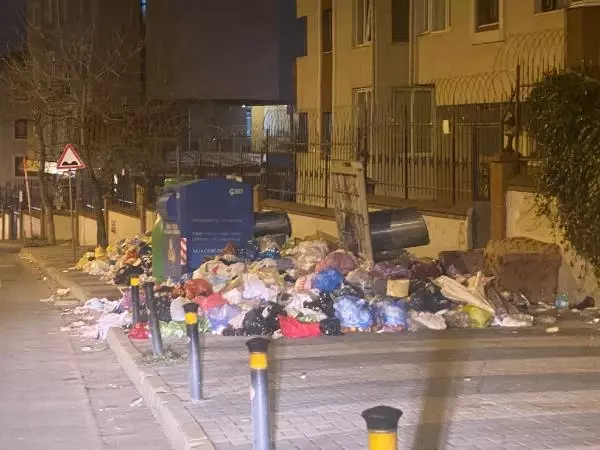 Maltepe'de işçilerin grevi devam ederken çöp yığınları artıyor Maltepe'de işçilerin grevi devam ederken çöp yığınları artıyor