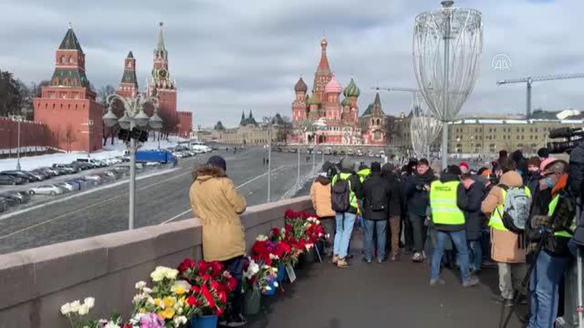 Son dakika haberi... Muhalif politikacı Nemtsov, ölüm yıl dönümünde suikasta uğradığı yerde anıldı