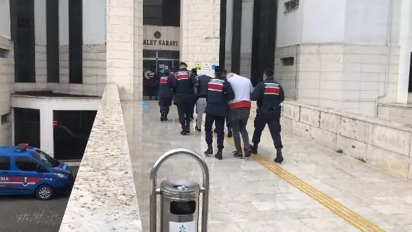 Otostopla gelip, çaldıkları motosikletlerle dönen 7 şüpheliyi jandarma yakaladı Otostopla gelip, çaldıkları motosikletlerle dönen 7 şüpheliyi jandarma yakaladı