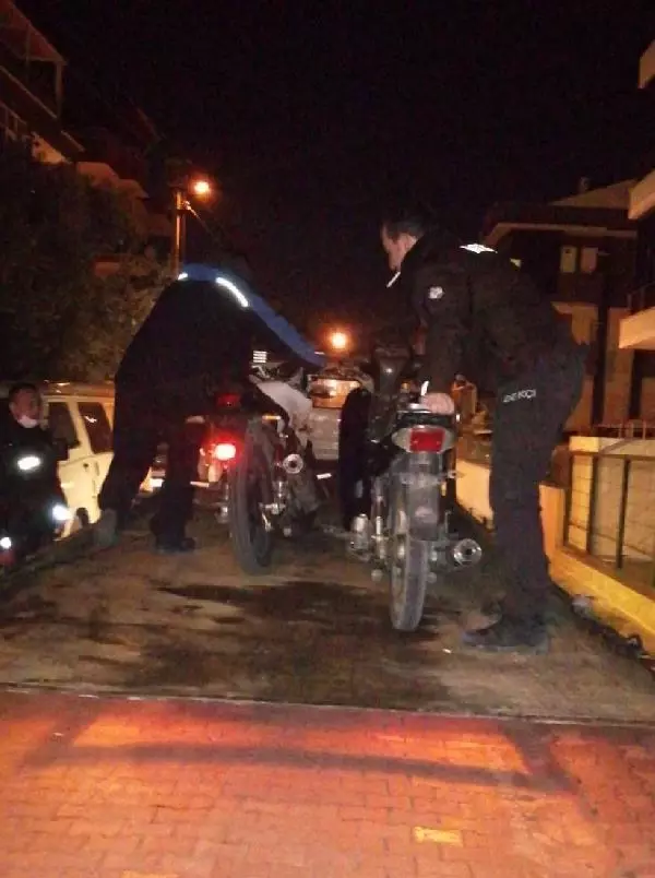 Otostopla gelip, çaldıkları motosikletlerle dönen 7 şüpheliyi jandarma yakaladı Otostopla gelip, çaldıkları motosikletlerle dönen 7 şüpheliyi jandarma yakaladı