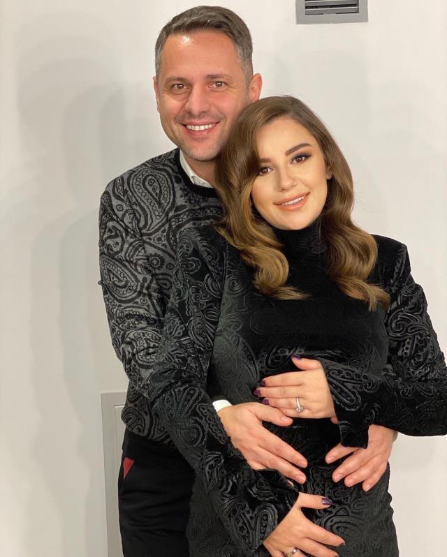 Şarkıcı Merve Özbey, dün akşam ilk bebeğini kucağına aldı
