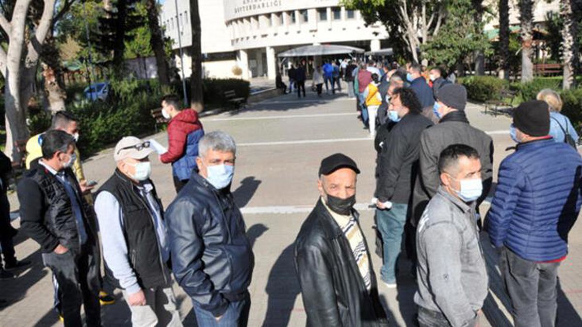Kısıtlamadan muaf olan vatandaşlar vergi dairelerinde metrelerce kuyruk oluşturdu
