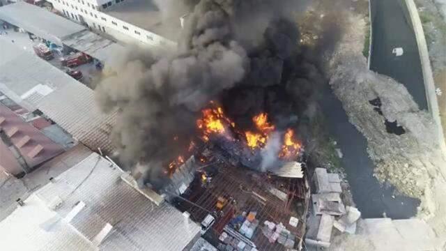 Son Dakika: Halkalı'da büyük yangın! Dumanlar kilometrelerce öteden görülüyor