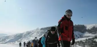 Spor yaparken, yaban hayvanlarını besliyorlar