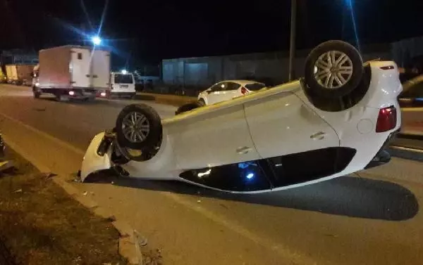 Takla atıp, ters dönen otomobilin sürücüsü yaralandı Takla atıp, ters dönen otomobilin sürücüsü yaralandı
