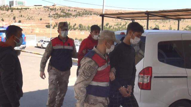 Ülkemize girmeye çalışan DEAŞ'lı 3 terörist, patlayıcılarla Şanlıurfa'da yakalandı