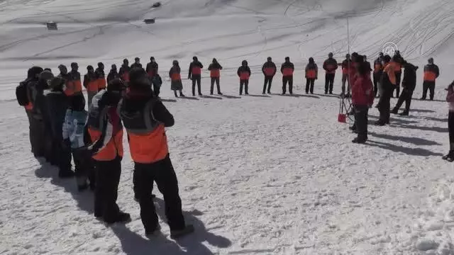 AFAD'dan Hakkari Üniversitesi arama kurtarma ekiplerine uygulamalı çığ eğitimi AFAD'dan Hakkari Üniversitesi arama kurtarma ekiplerine uygulamalı çığ eğitimi