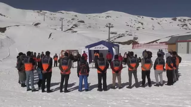 AFAD'dan Hakkari Üniversitesi arama kurtarma ekiplerine uygulamalı çığ eğitimi AFAD'dan Hakkari Üniversitesi arama kurtarma ekiplerine uygulamalı çığ eğitimi