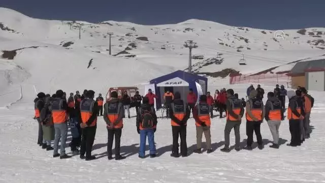 AFAD'dan Hakkari Üniversitesi arama kurtarma ekiplerine uygulamalı çığ eğitimi AFAD'dan Hakkari Üniversitesi arama kurtarma ekiplerine uygulamalı çığ eğitimi