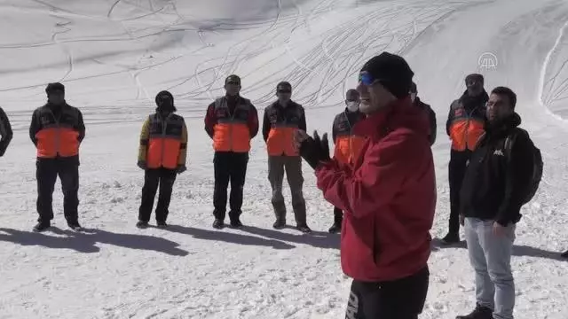 AFAD'dan Hakkari Üniversitesi arama kurtarma ekiplerine uygulamalı çığ eğitimi AFAD'dan Hakkari Üniversitesi arama kurtarma ekiplerine uygulamalı çığ eğitimi