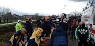 Akyazı'da hafif ticari araç ile otomobil çarpıştı: 6 yaralı