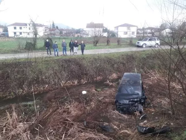Akyazı'da hafif ticari araç ile otomobil çarpıştı: 6 yaralı Akyazı'da hafif ticari araç ile otomobil çarpıştı: 6 yaralı