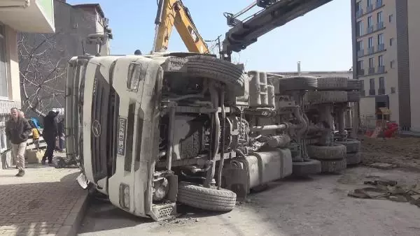 Arnavutköy'de hafriyat kamyonu otomobilin üzerine devrildi Arnavutköy'de hafriyat kamyonu otomobilin üzerine devrildi