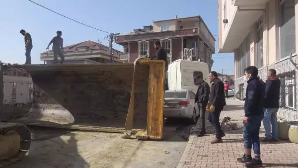 Arnavutköy'de hafriyat kamyonu otomobilin üzerine devrildi Arnavutköy'de hafriyat kamyonu otomobilin üzerine devrildi