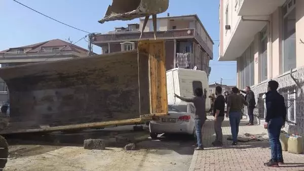 Arnavutköy'de hafriyat kamyonu otomobilin üzerine devrildi Arnavutköy'de hafriyat kamyonu otomobilin üzerine devrildi
