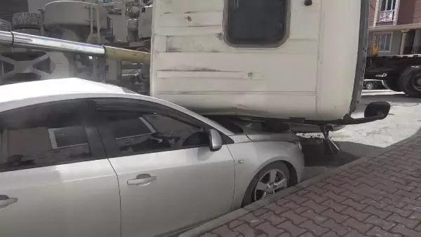 Arnavutköy'de hafriyat kamyonu otomobilin üzerine devrildi Arnavutköy'de hafriyat kamyonu otomobilin üzerine devrildi