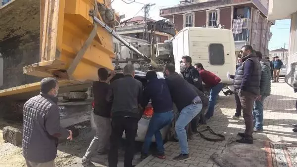 Arnavutköy'de hafriyat kamyonu otomobilin üzerine devrildi Arnavutköy'de hafriyat kamyonu otomobilin üzerine devrildi