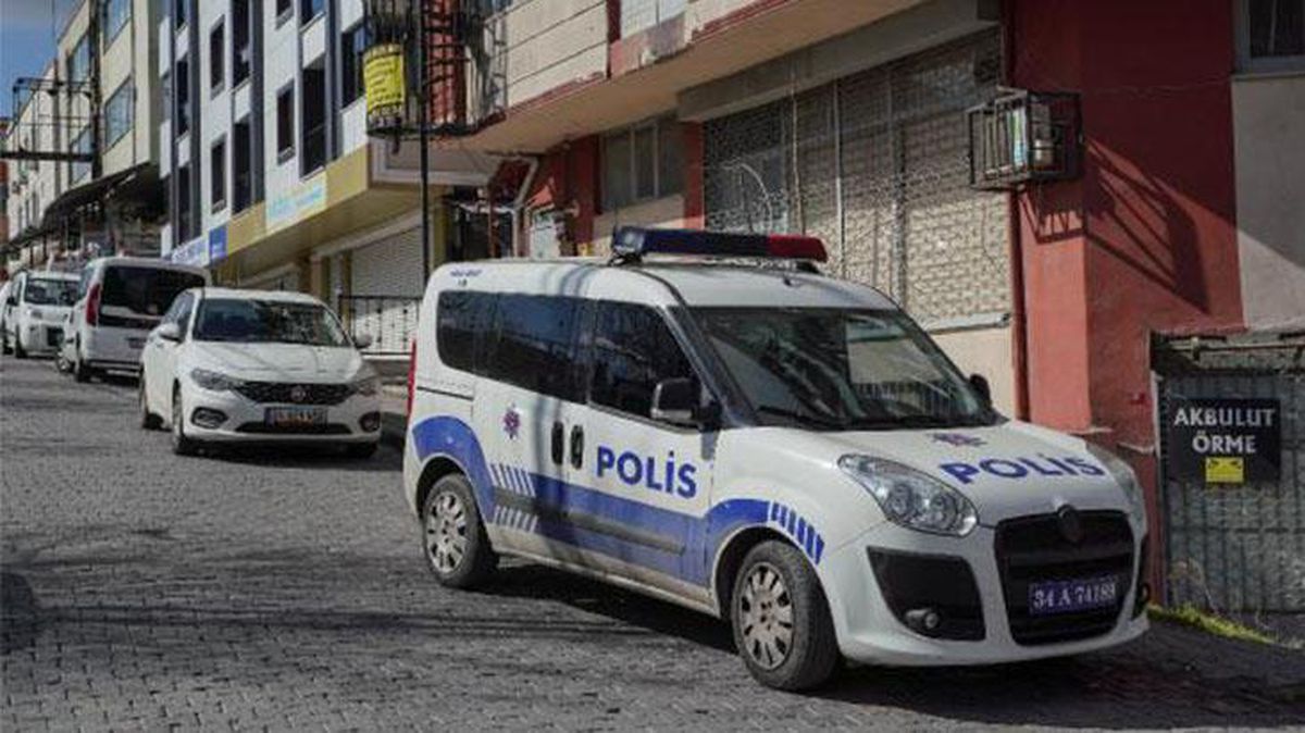 Babasının silahıyla oynayan küçük kız çocuğu kendisini vurdu
