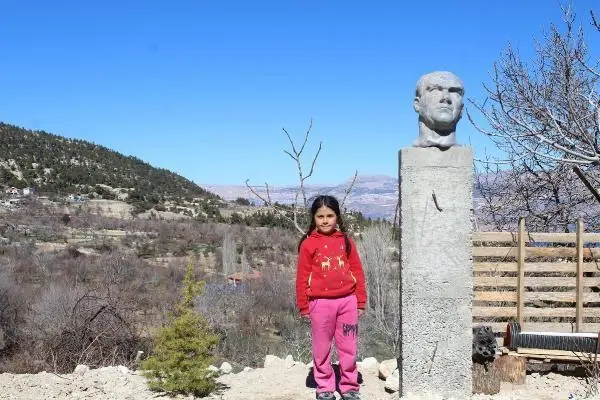 Balık tutarken kayalıklar arasında bulduğu Atatürk büstünü terk etmeye yüreği el vermeyince, evine getirip bahçesine dikti Balık tutarken kayalıklar arasında bulduğu Atatürk büstünü terk etmeye yüreği el vermeyince, evine getirip bahçesine dikti