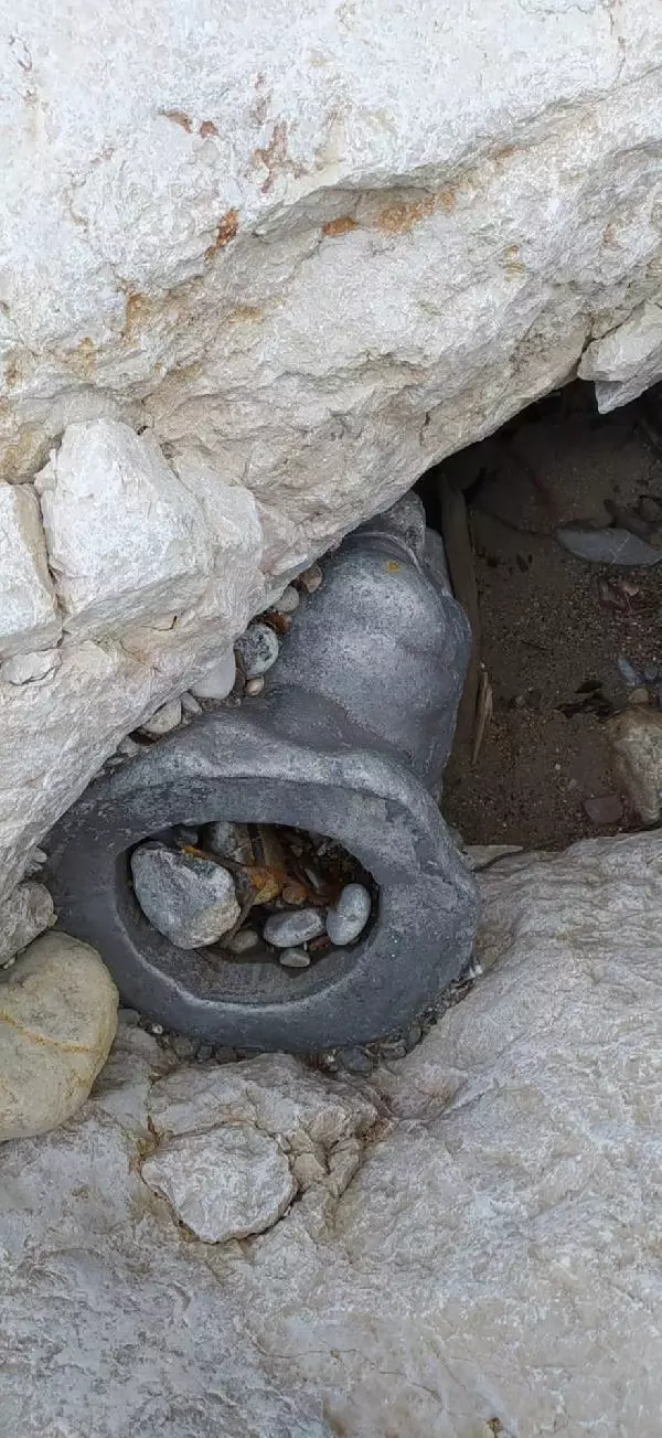 Balık tutarken kayalıklar arasında bulduğu Atatürk büstünü terk etmeye yüreği el vermeyince, evine getirip bahçesine dikti Balık tutarken kayalıklar arasında bulduğu Atatürk büstünü terk etmeye yüreği el vermeyince, evine getirip bahçesine dikti
