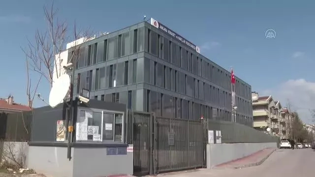 Başkentte hafta sonu kısıtlamasından muaf olan vatandaşlar vergi dairelerinde borcunu ödedi Başkentte hafta sonu kısıtlamasından muaf olan vatandaşlar vergi dairelerinde borcunu ödedi