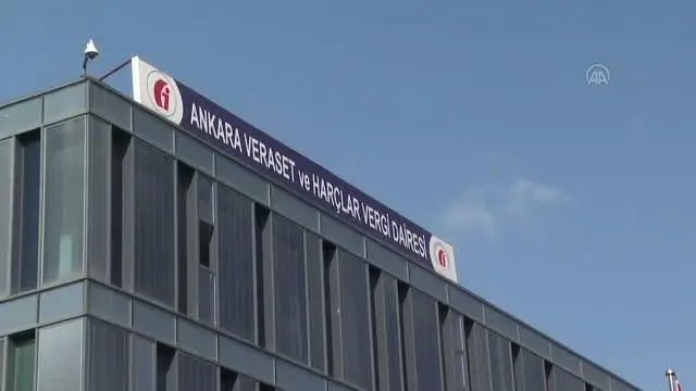 Başkentte hafta sonu kısıtlamasından muaf olan vatandaşlar vergi dairelerinde borcunu ödedi Başkentte hafta sonu kısıtlamasından muaf olan vatandaşlar vergi dairelerinde borcunu ödedi