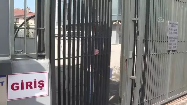 Başkentte hafta sonu kısıtlamasından muaf olan vatandaşlar vergi dairelerinde borcunu ödedi Başkentte hafta sonu kısıtlamasından muaf olan vatandaşlar vergi dairelerinde borcunu ödedi