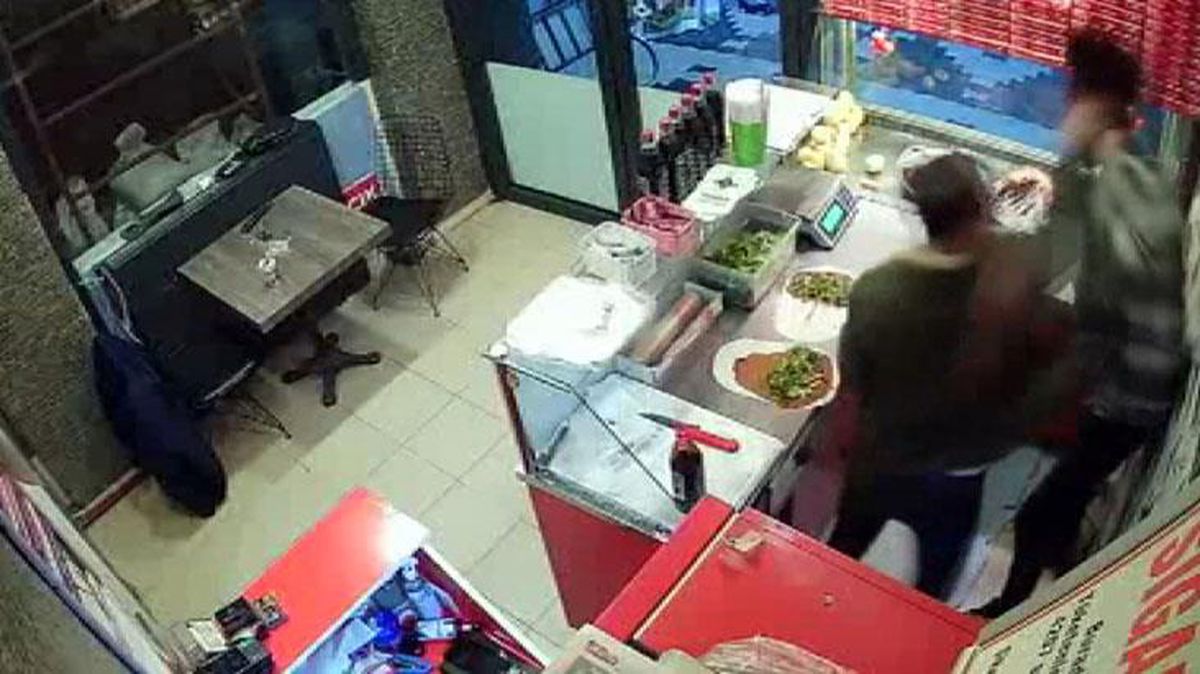 Çiğ köftenin acılı olduğunu iddia eden şahıs, çalışan genci darbetti! Olay anı kamerada