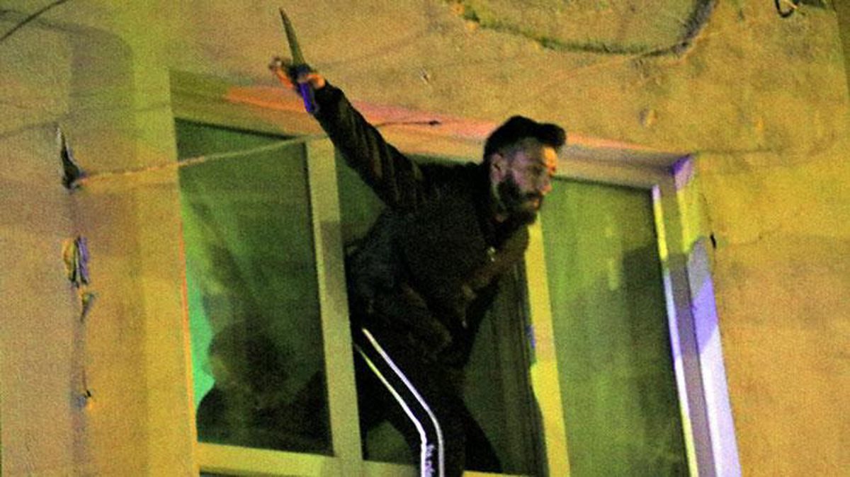 Çocuğunu görmek isteyen baba, bıçakla cama çıkıp kendini polise ihbar etti