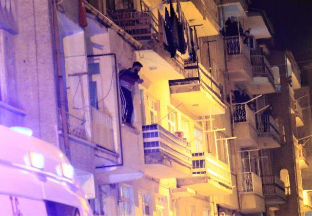 Çocuğunu görmek isteyen baba, bıçakla cama çıkıp kendini polise ihbar etti