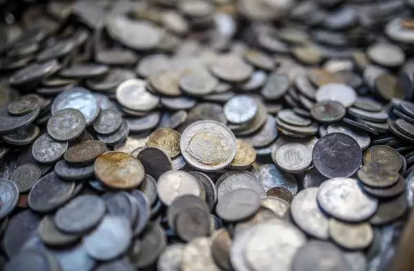Define sandığındaki madeni paralar koleksiyonerlerin ilgi odağı oldu Define sandığındaki madeni paralar koleksiyonerlerin ilgi odağı oldu