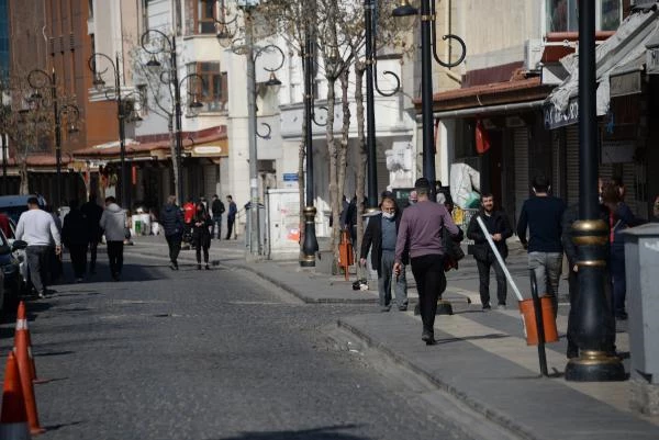 Diyarbakır'da kısıtlama unutuldu; maske ve mesafe kuralına uyulmadı