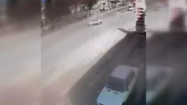 Konya'da 'drift' yapan sürücüye toplam 10 bin 169 lira ceza Konya'da 'drift' yapan sürücüye toplam 10 bin 169 lira ceza