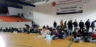 Durdurulan kamyonların kasasından kaçak göçmenler çıktı (2)