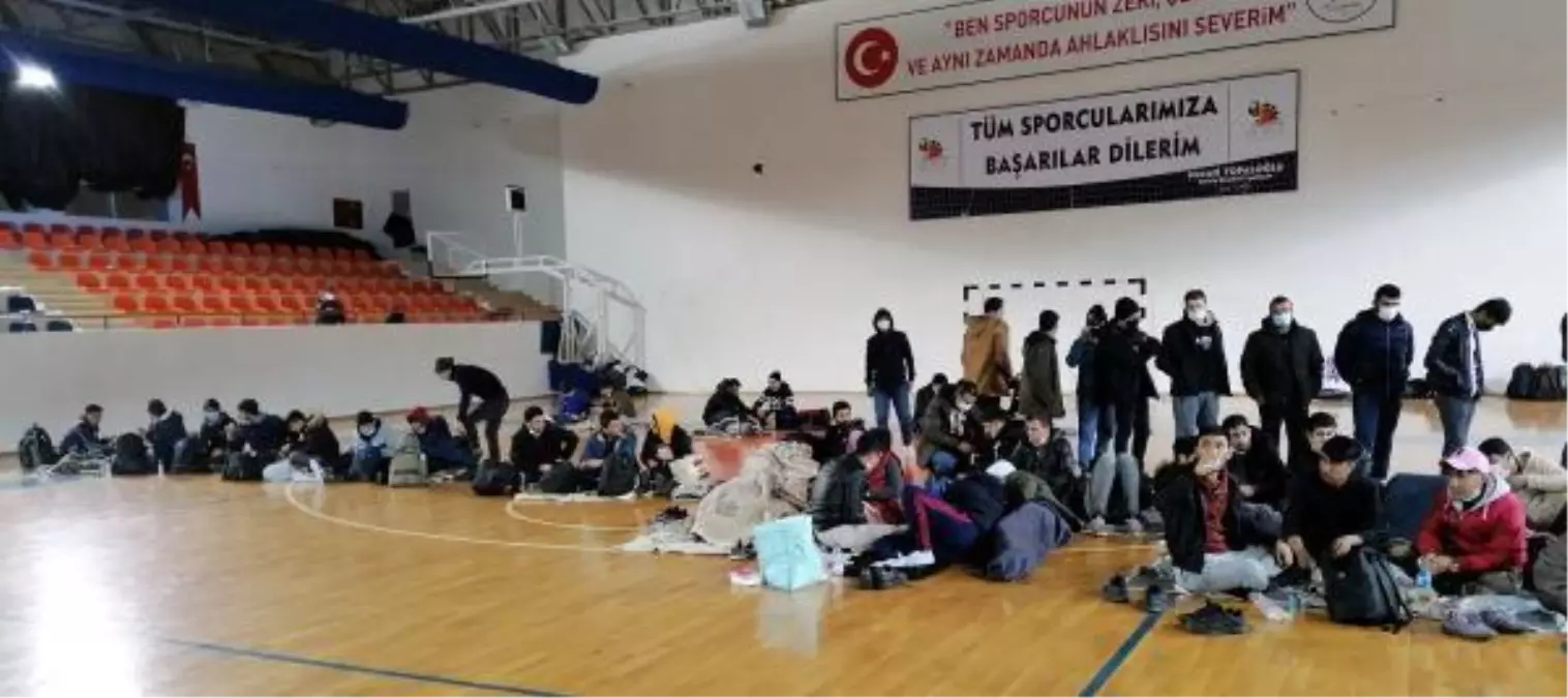 Durdurulan kamyonların kasasından kaçak göçmenler çıktı (2)